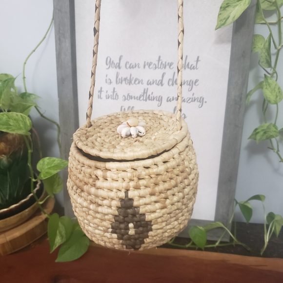 Woven Handing Basket with Lid - Picture 8 of 11